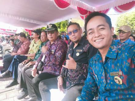 MENGHADIRI PENERIMAAN BEDAH RUMAH SECARA SIMBOLIS